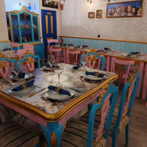 Salón del restaurante temático El Bosque Encantado en Almería, con decoración de fantasía y mesas preparadas para una experiencia única
